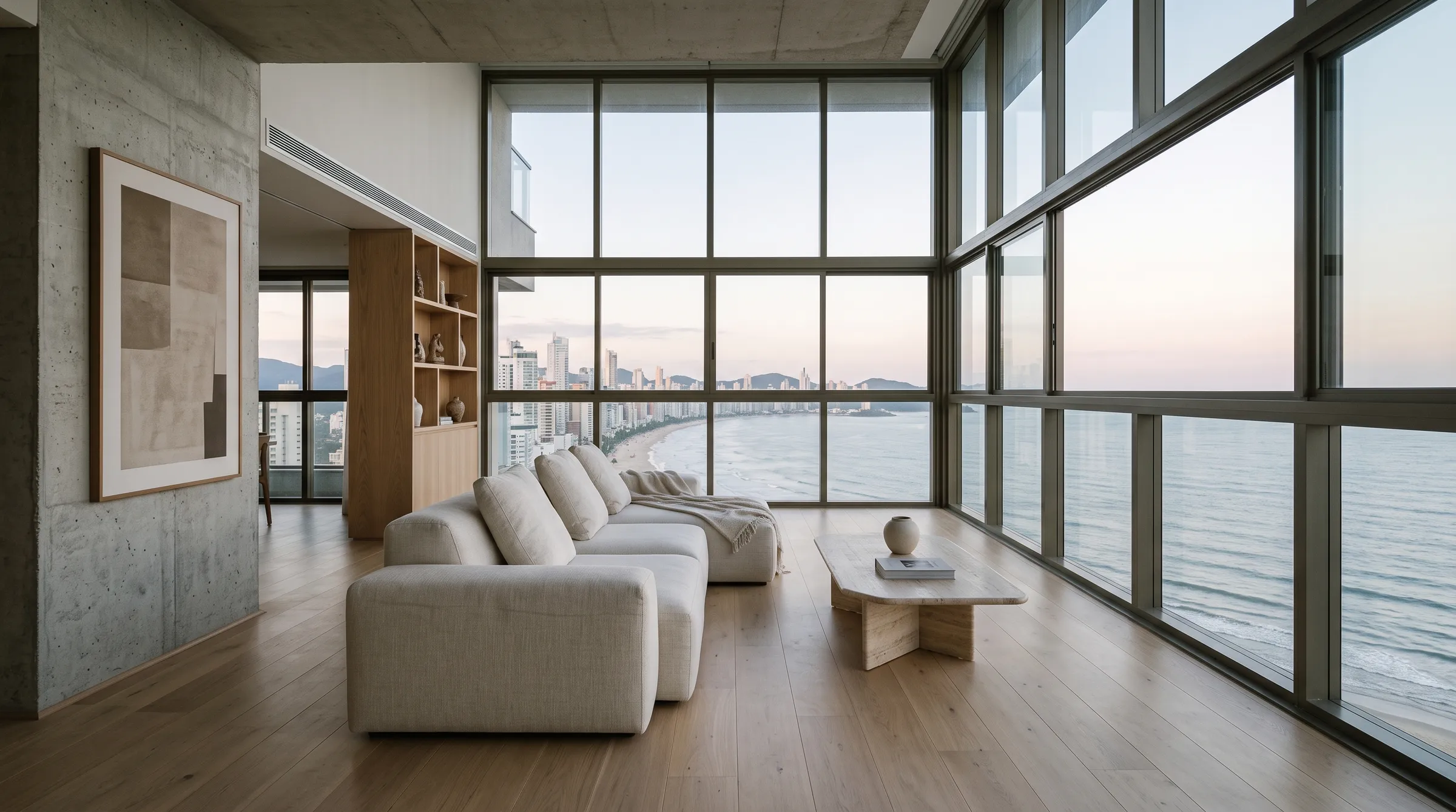 Living de apartamento frente-mar no 32º andar, com janela de piso a teto para a orla de Balneário Camboriú
